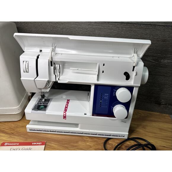 Husqvarna Viking Daisy 315 Sewing Machine Tested w/ Pedal Manuals & Case Sweden - Picture 8 of 11